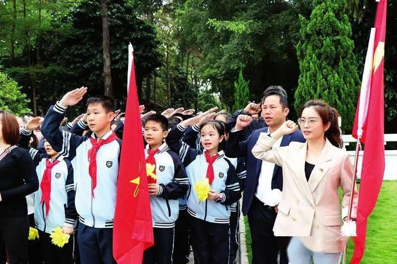 1950年，一猪肉铺老板被抓获，外表老实，背地里却是刽子手
